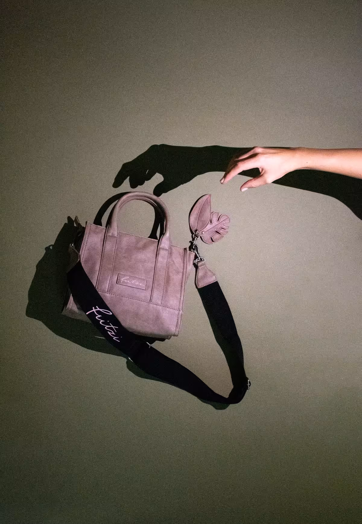 Foto einer Hand, die nach einer Fritzi Tasche greift